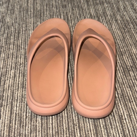 Calia Molded Flip Flops Size 8 - Picture 4 of 6
